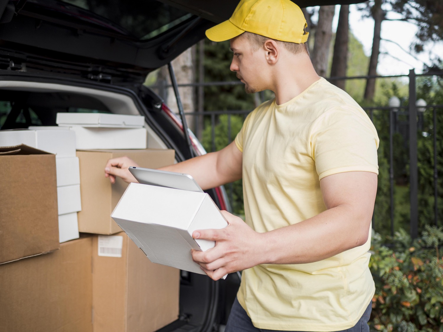 Advantages of a cargo taxi for business: Efficiency and speed of delivery