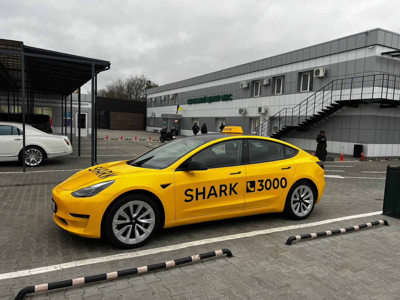 Преимущества и особенности Тесла такси в Одессе: качество и удобство пассажирских перевозок